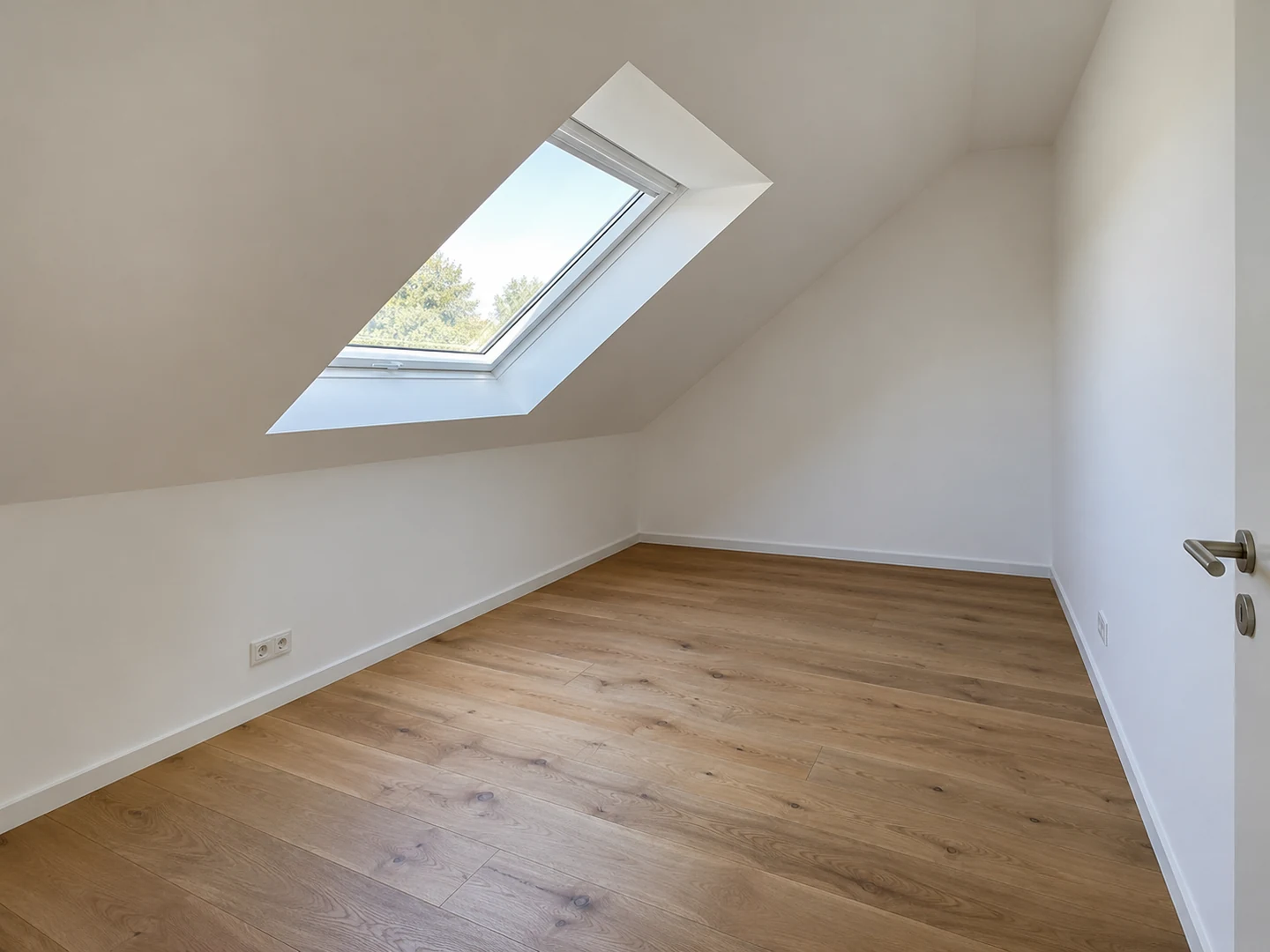 Ausgebautes Dachgeschoss mit Trockenbauwänden und Dachfenster